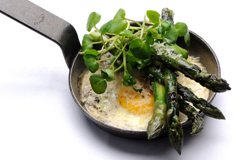Fried duck egg with asparagus and truffle