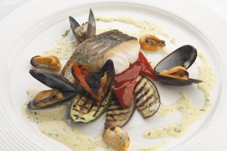 Fillet of hake with mussels and parsley cream sauce