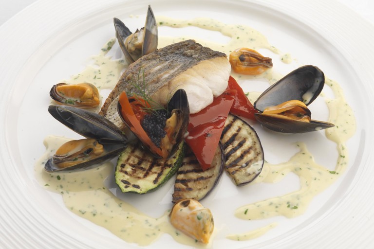 Fillet of hake with mussels and parsley cream sauce