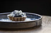 Blueberry custard tartlet with goat's cheese