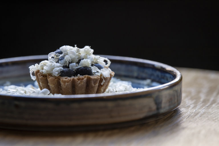 Blueberry custard tartlet with goat's cheese