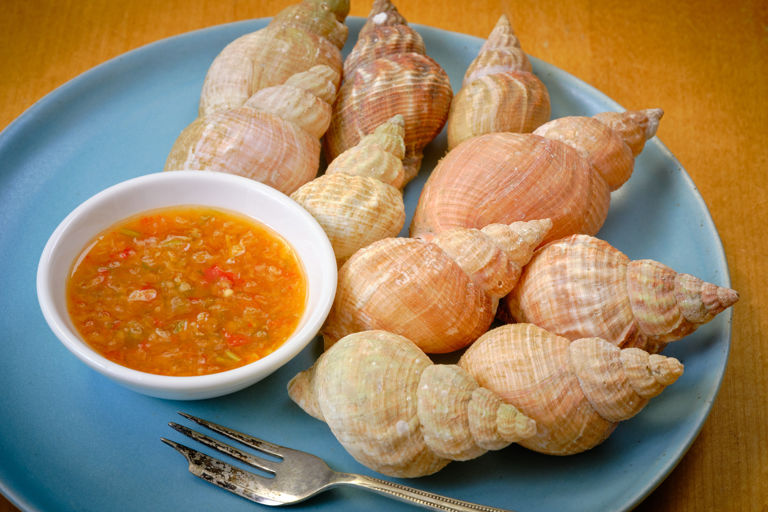 Hoi khom nahm jim talay – Whelks with a spicy seafood dipping sauce