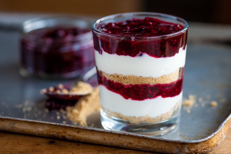 Yoghurt and berry crunch