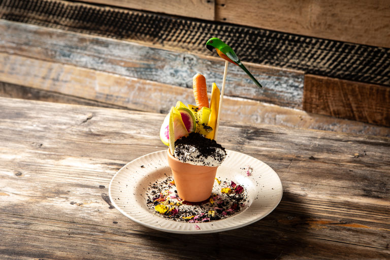 Crudités with requeijão and olive crumb