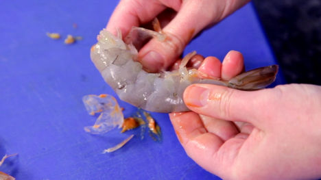 How to peel prawns
