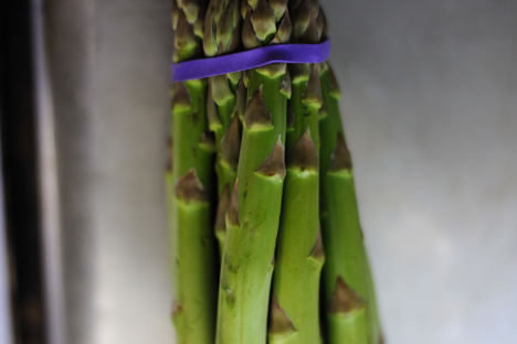 How to prepare asparagus for cooking