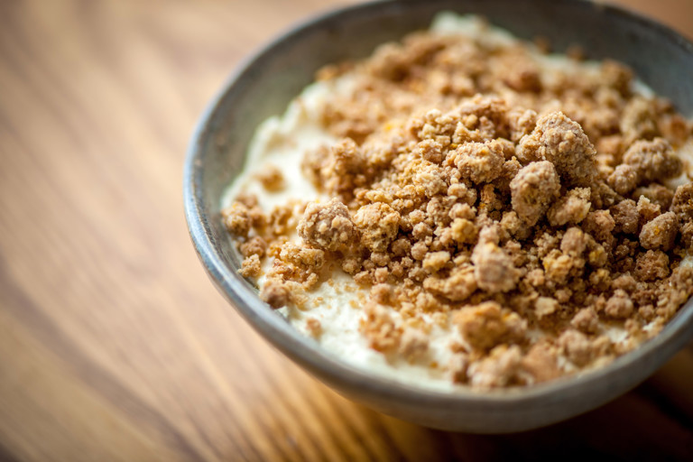 Orange marmalade with cheesecake and Amaretti crumble
