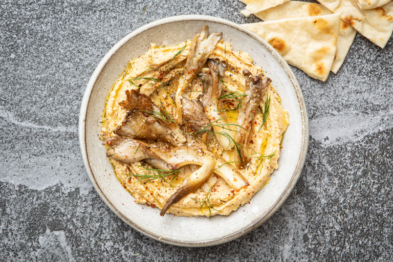 Hummus with oyster mushrooms and za’atar 