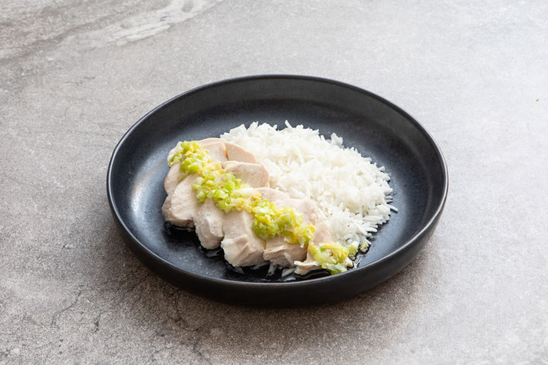 Poached chicken breast with spring onion and ginger sauce 