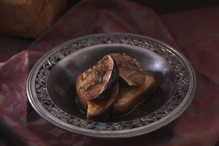 Roasted figs with spiced bread 