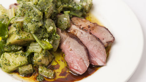 How to barbecue a leg of lamb