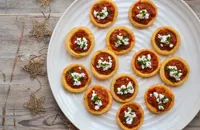 Mini polenta tartlets with Piccolo tomato, goat's cheese and chives