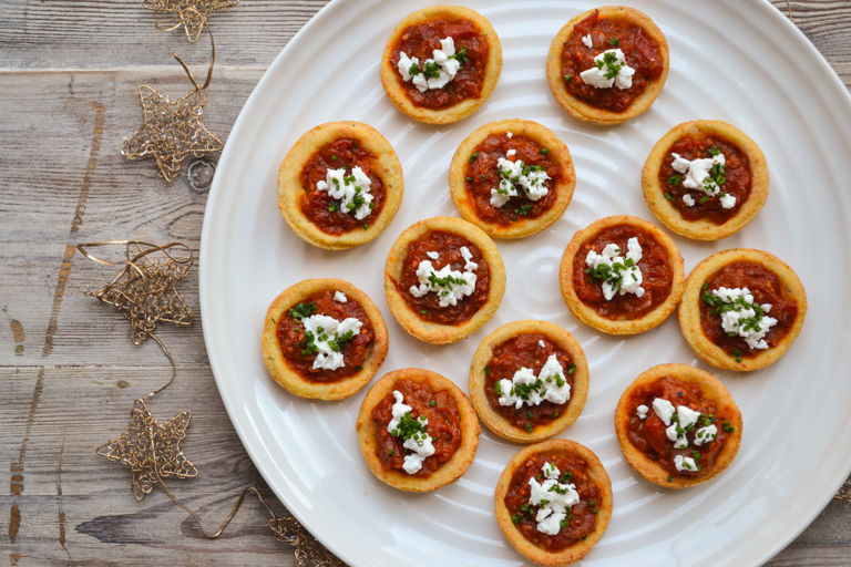 Mini polenta tartlets with Piccolo tomato, goat's cheese and chives