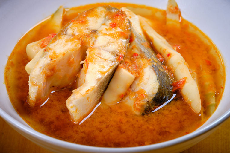 Gaeng som pla – Sour orange curry of sea bass and bamboo