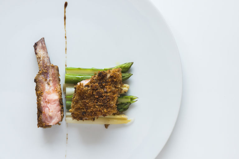 Iberian pork ribs with breadcrumbs and asparagus