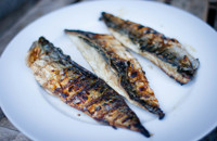 How to barbecue a whole mackerel