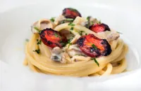 Smoked spaghetti, clams and small grilled tomatoes