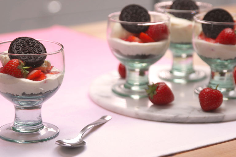 Strawberry cheesecake oreo pots