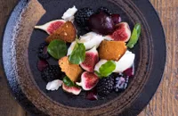 Blackberries, fresh figs, goat's curd and gingerbread