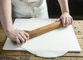 Roll the sugar paste out to a thickness of 1cm