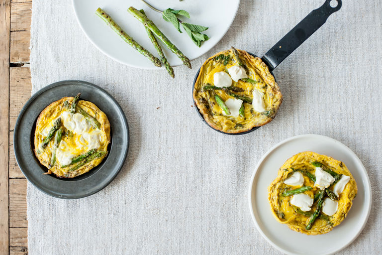 Grilled asparagus, soft cheese and mint frittata
