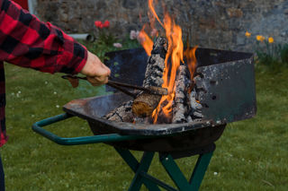 How to smoke using a barbecue