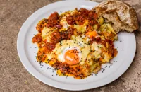Potatoes with spiced Sugo, curds and fried eggs