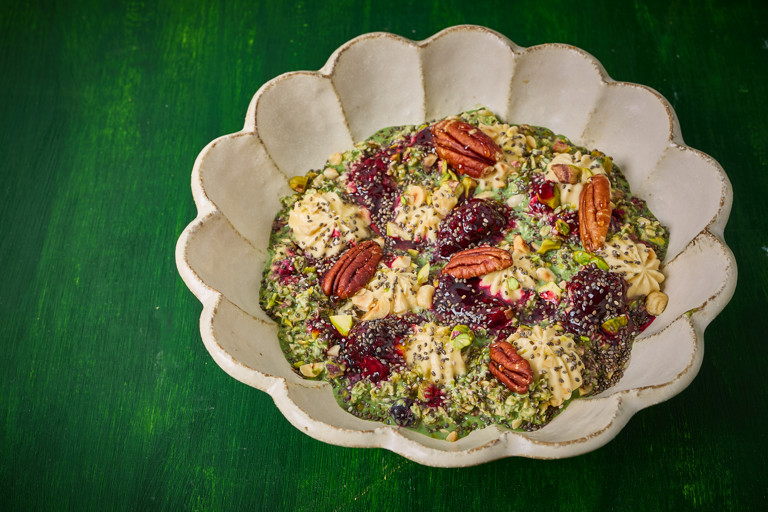 Matcha, pistachio and berry overnight oats