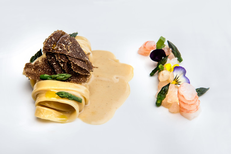 Fettuccine with sea bream tartare and black truffle