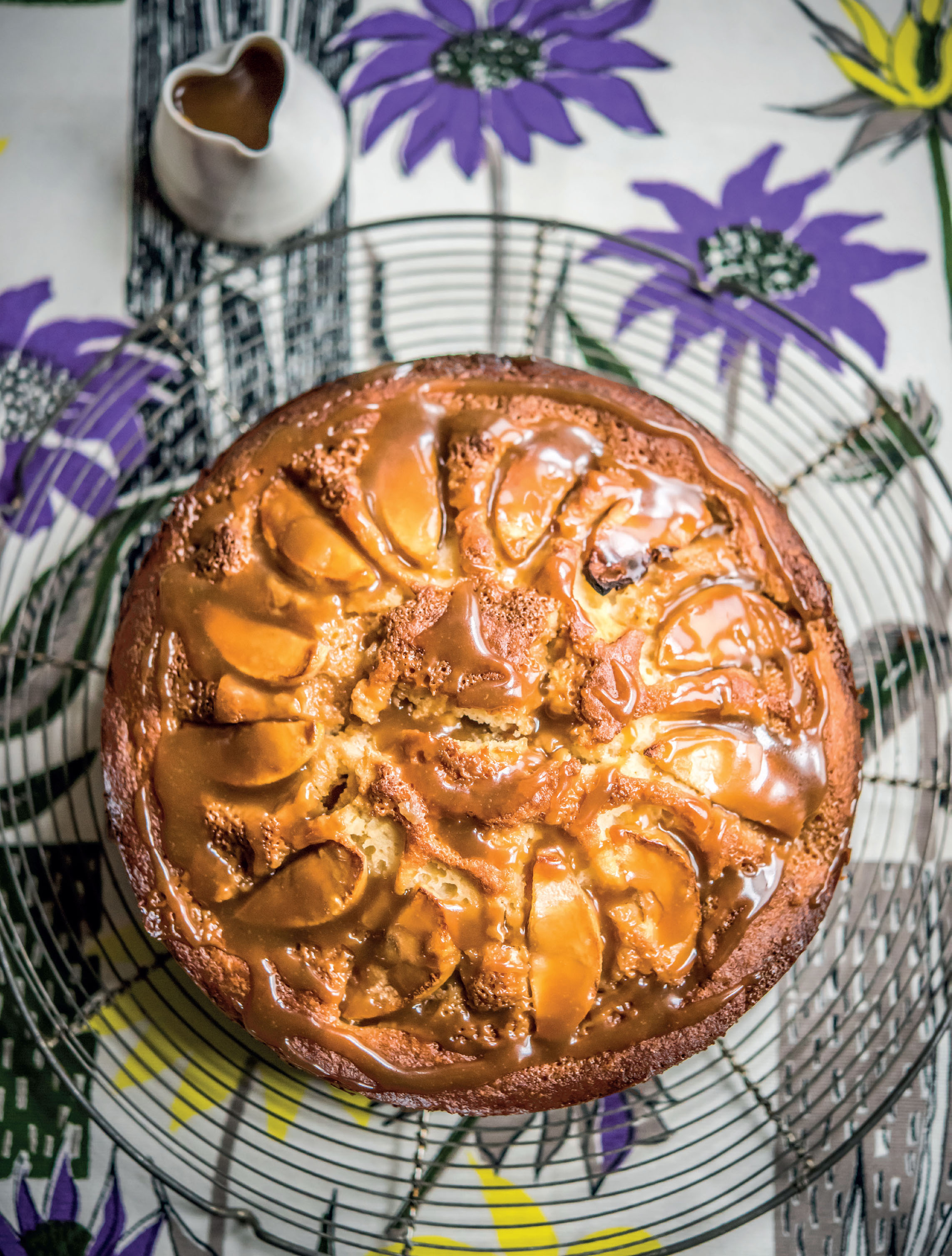 Share more than 76 toffee apple cake bake off latest in.daotaonec