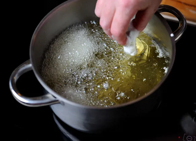 3 Fail-proof Ways To Check Temperature Of Deep-Fry Oil Without A Thermometer