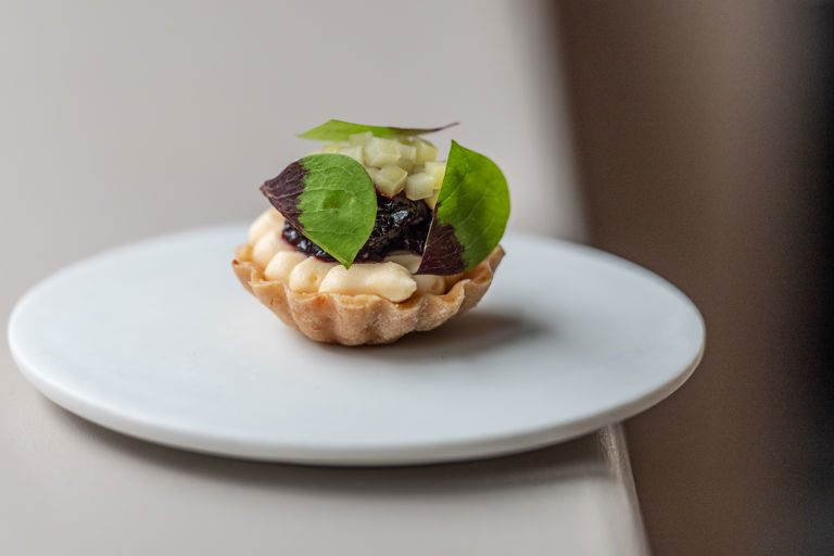 Cheese tartlet with beetroot and oxalis