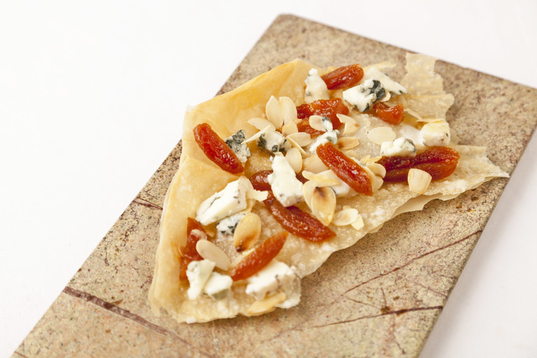 Roquefort pie with aromatic apricots