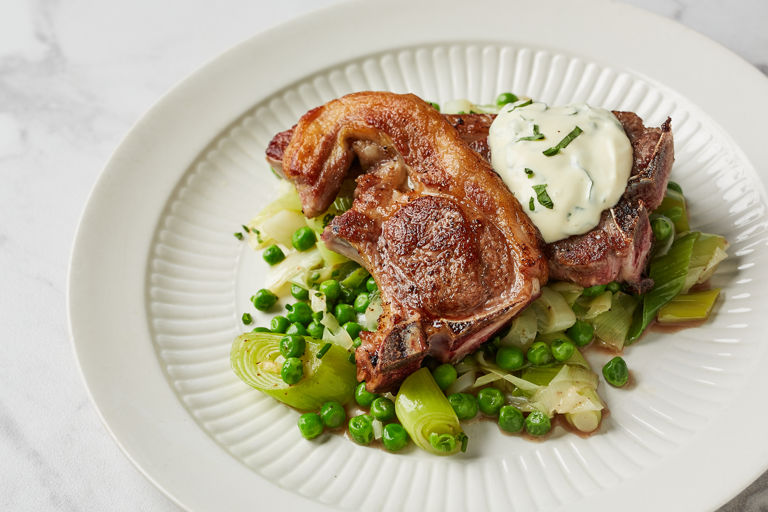 Lamb chops with mint béarnaise, leeks and peas