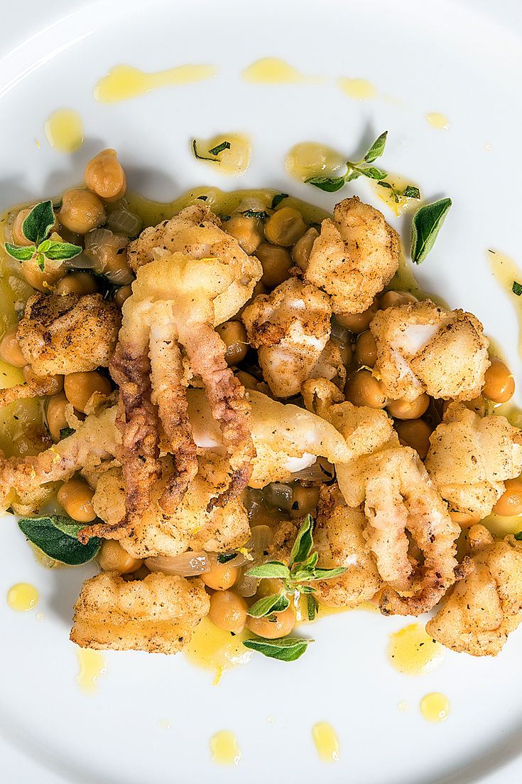 Squid with chickpeas, lemon and oregano