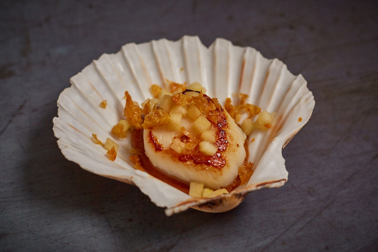 Scallops with caramelised apple and chicken skin canapé