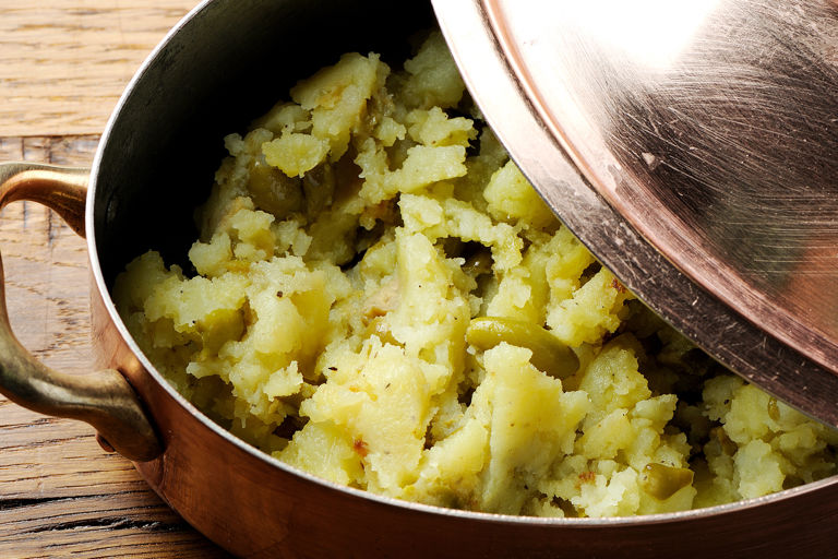 Crushed potato with green olives