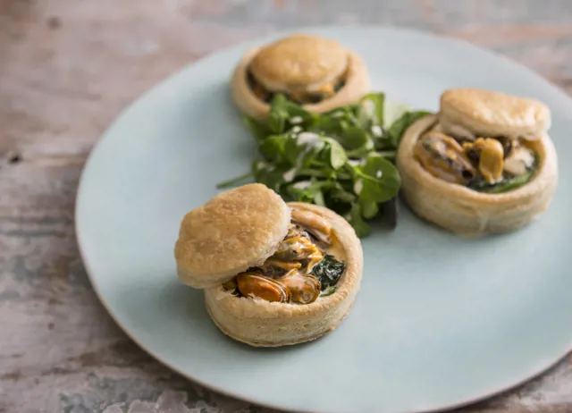 Vol-au-vents of mussel, spinach and roquefort