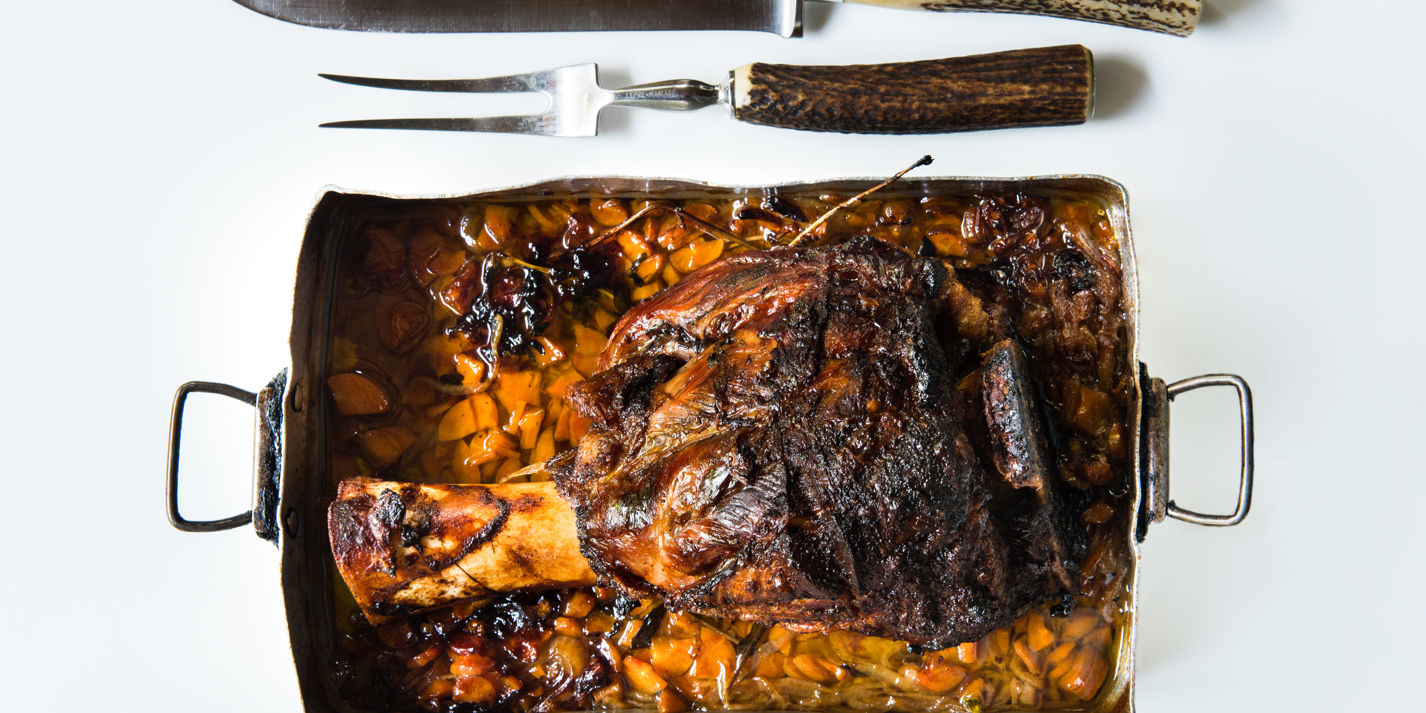 Roasted veal shin in the old bread oven and potatoes “in tecia”