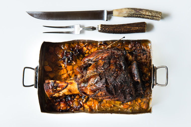 Roasted veal shin in the old bread oven and potatoes “in tecia”