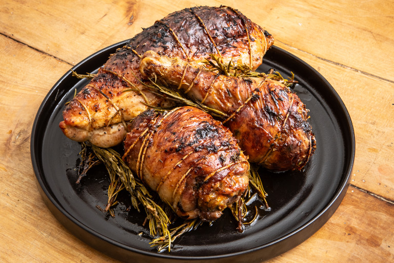 Jointed stuffed turkey with clementine, thyme and honey glaze 
