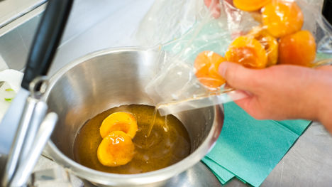 How to cook apricots sous vide