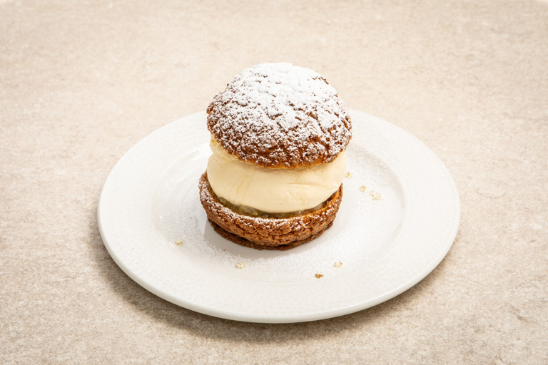 Gooseberry ptyś-style choux bun with elderflower and gooseberry compote