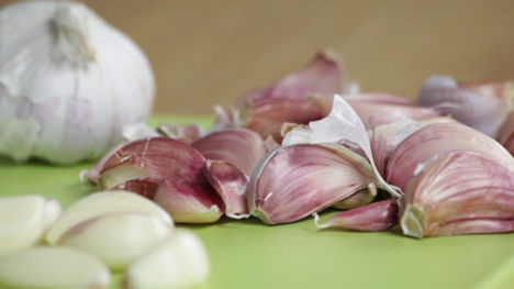How to peel garlic