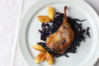 Braised duck leg, braised red cabbage, green peppercorn sauce, caramelised apples
