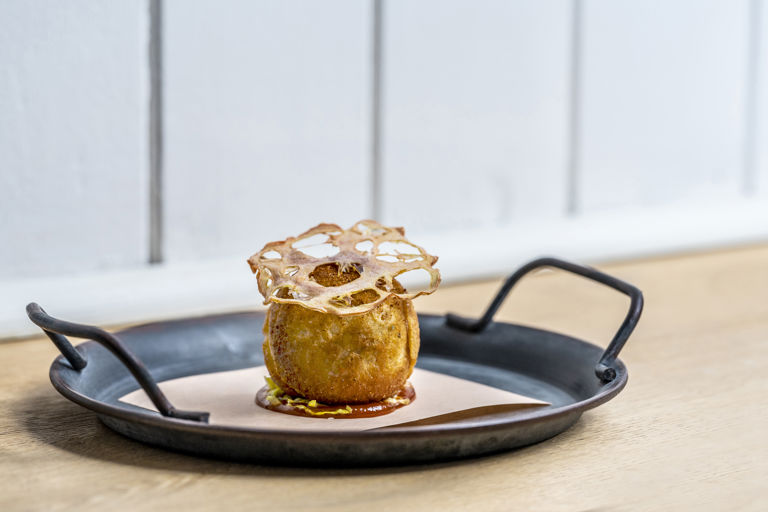 'Ultimate BLT' – stuffed barbecue pork buns with lettuce and tomato
