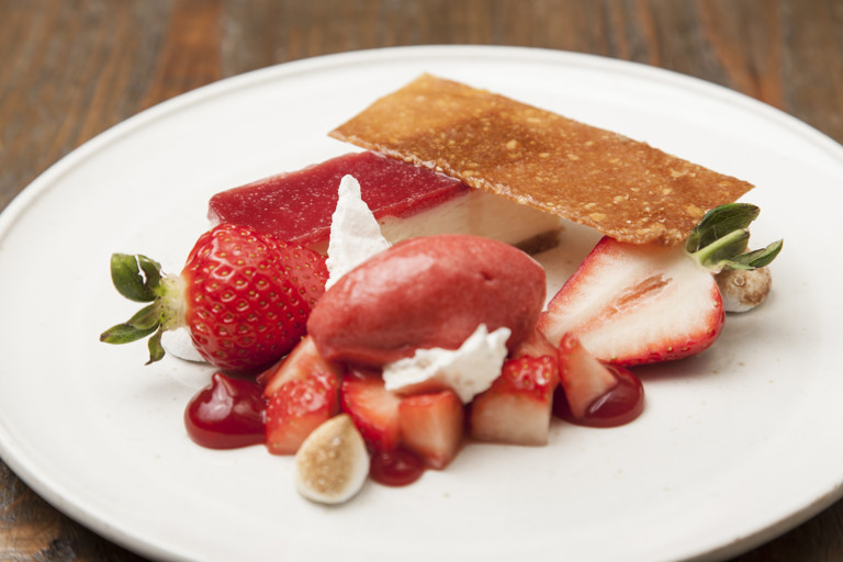 White chocolate cheesecake with strawberries
