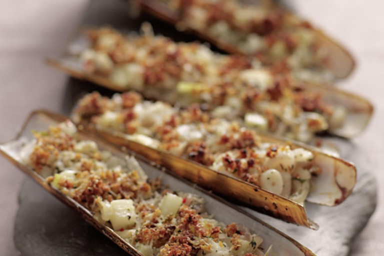 Grilled razor clams with chilli, fennel and thyme