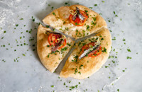 'Coast sensations' - fried pizza with anchovies