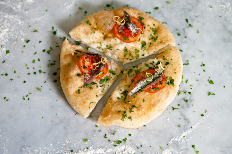 'Coast sensations' - fried pizza with anchovies